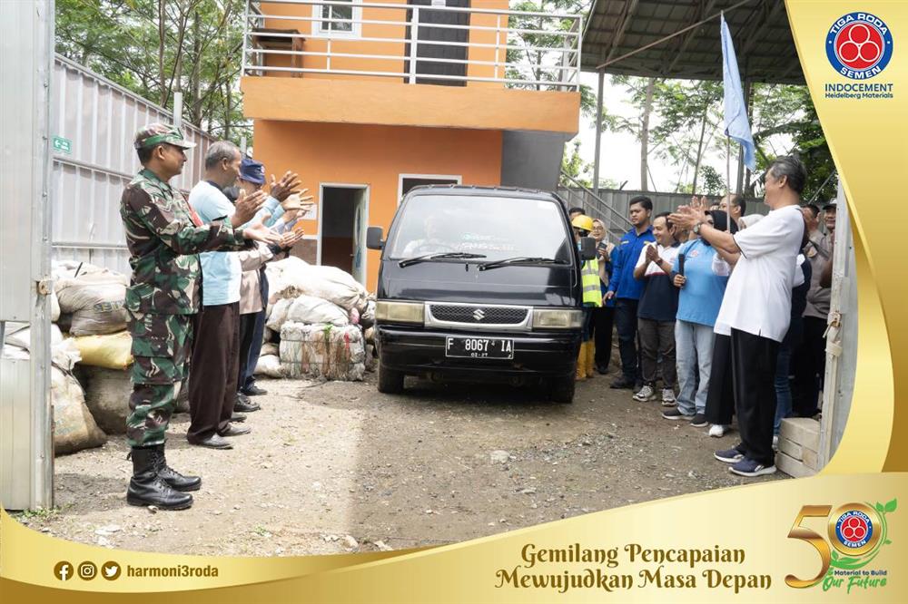 Indocement Resmikan Kerja Sama Pengiriman RDF dengan Bumdes Desa Gunung Putri